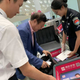 El CEO de Huawei, Ren Zhengfei, fotografiado con un iPad en el control de seguridad de un aeropuerto